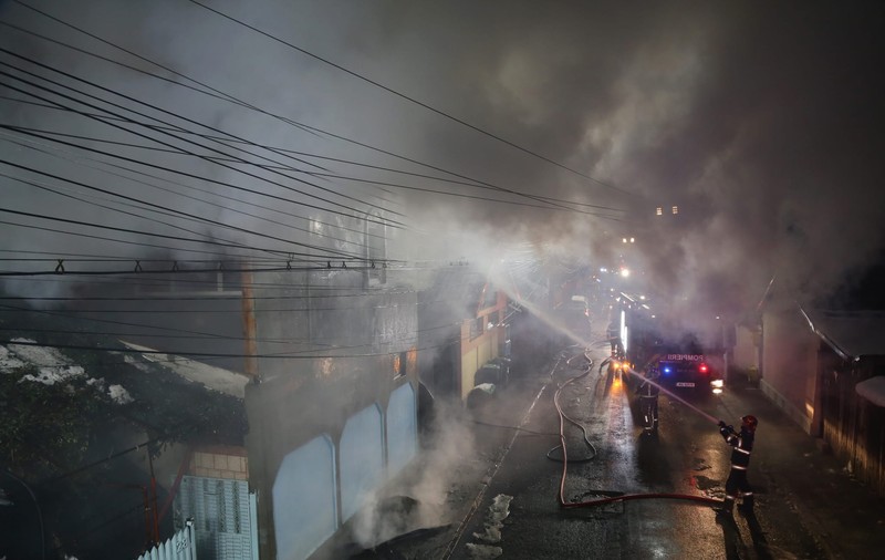 O casă a ars în totalitate și alte două au fost afectate după un incendiu puternic în sectorul 3 al Capitalei