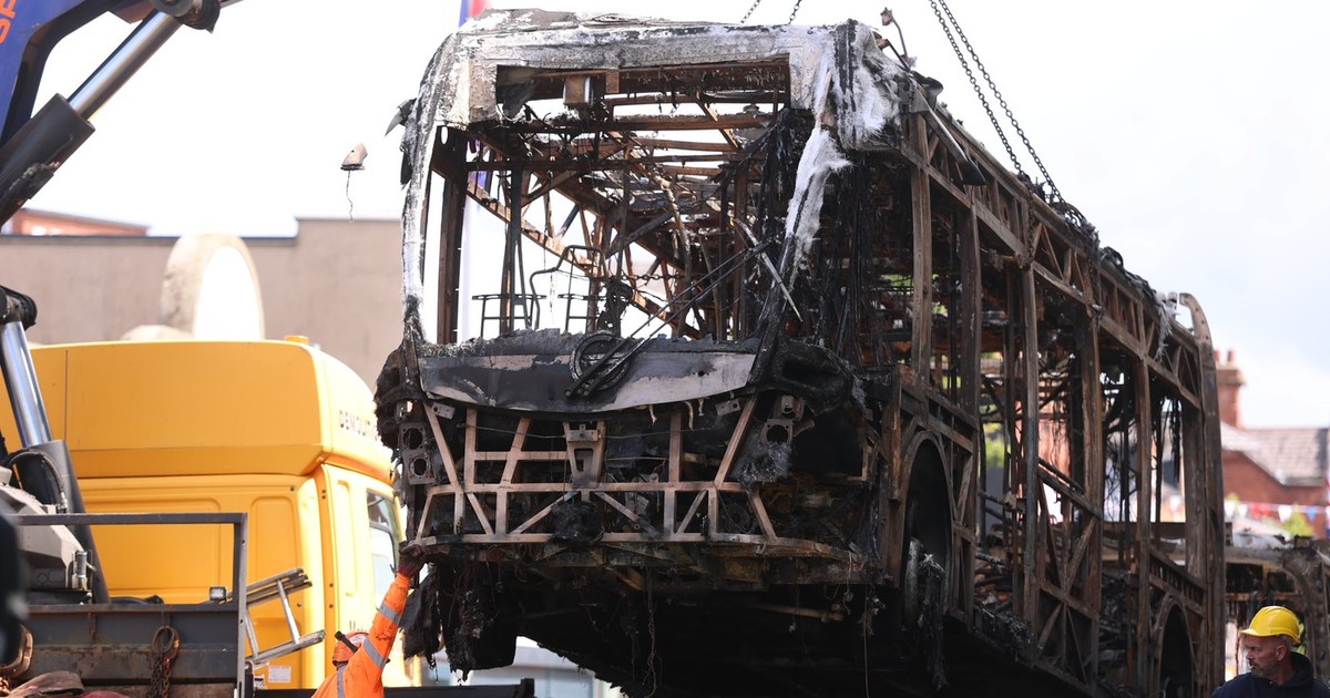 Un autobuz Glider, aflat pe strada Newtownards Road din estul orașului Belfast, a fost îndepărtat de la fața locului, după ce a fost incendiat în timpul unei manifestații împotriva imigrației organizate ca reacție la atacul cu cuțitul din noaptea de luni din oraș, în urma căruia victima a suferit răni grave la ochi, față și spate.