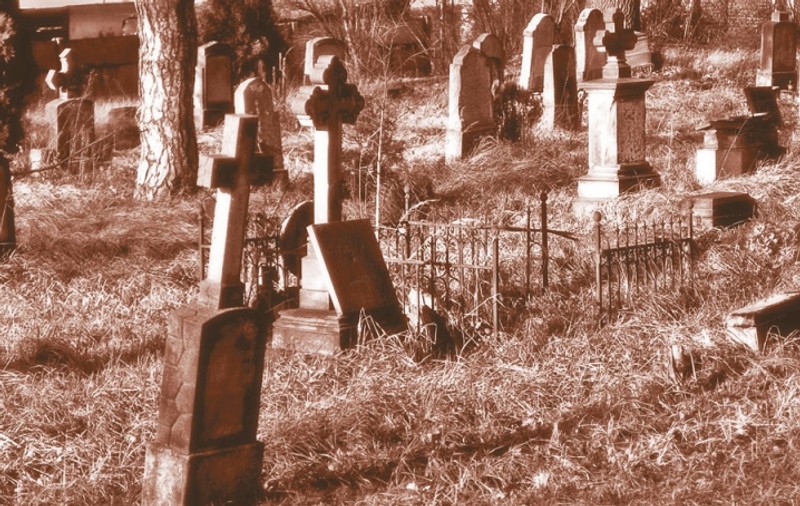 Femeile din Suceava: "Strigoii ies din cimitir şi plâng pe la uşile caselor"
