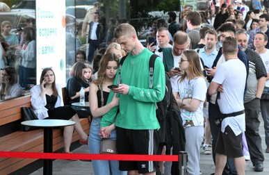 Tinerii stau la coadă la intrarea într-un nou restaurant fast-food care a fost deschis în Moscova, Rusia. Noul lanț de restaurante - bazat pe McDonald’s - este numit „Vkusno i tochka” („Delicios și atât”). | Foto: Ilya Pitalev/Sputnik