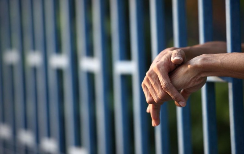Parlamentul schimbă legea după cazul Mehedinți. Criminalii, violatorii și tâlharii nu mai pot fi eliberați condiționat