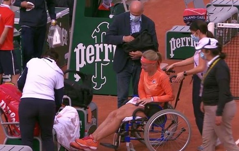Scene halucinante la Roland Garros: Kiki Bertens a părăsit terenul într-un scaun cu rotile, adversara a înjurat-o!