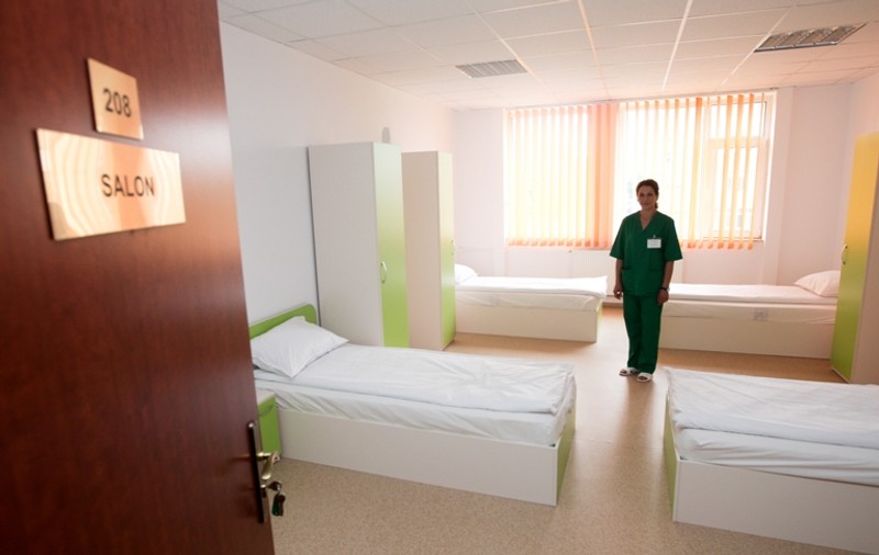 Ia uite în ce spital luxos sunt trataţi săracii din Capitală!