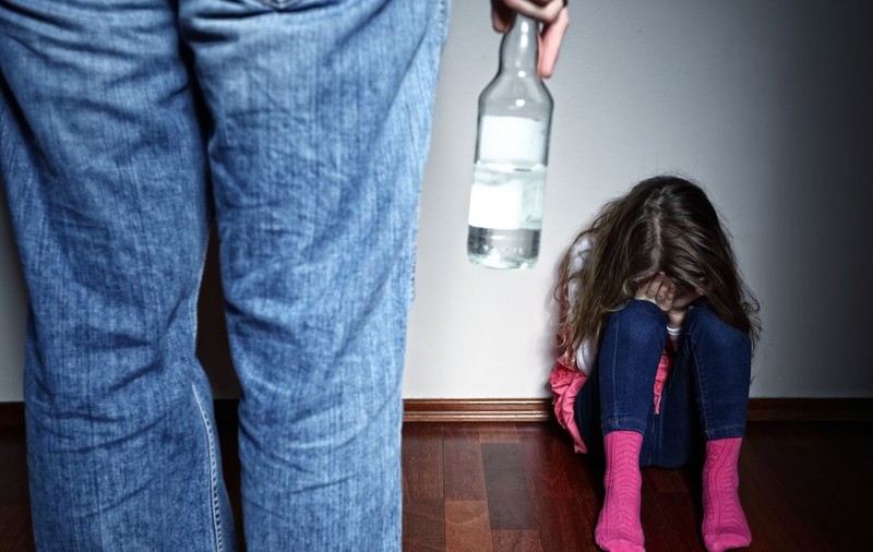 Cum și-a desenat familia o fetiță de opt ani, abuzată sexual de tatăl ei. Pedeapsa scandaloasă primită de bărbat