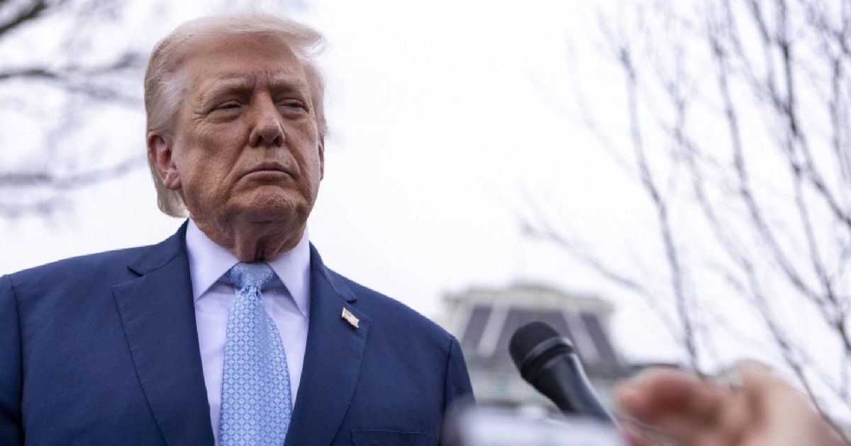 Donald Trump vorbește cu presa