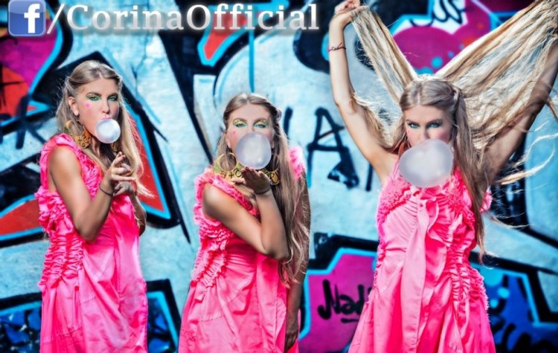 Corina dă un exemplu prost copiilor! Vezi ce gesturi de PUŞTI OBRAZNIC face! 