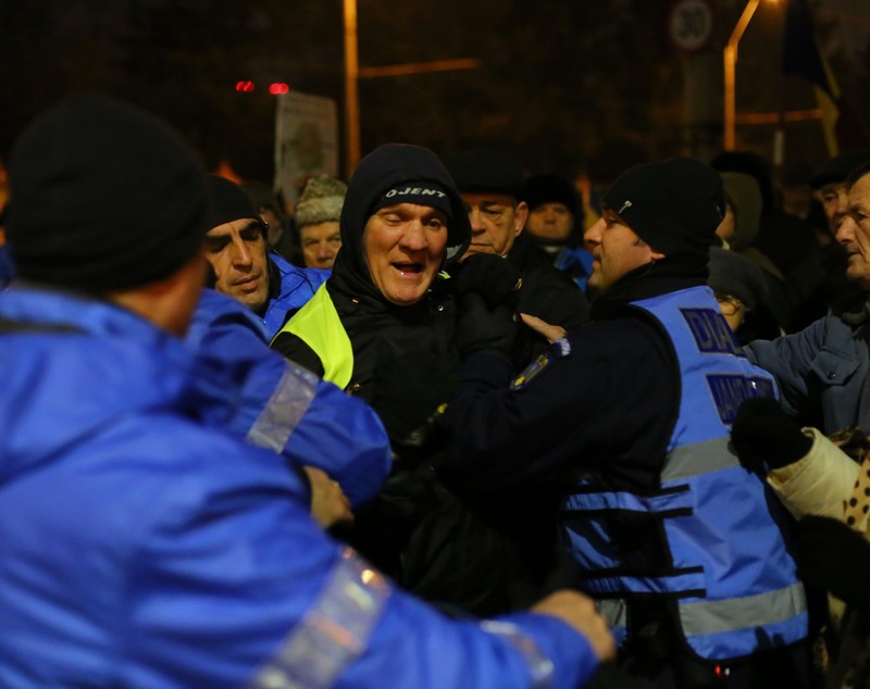 UPDATE. A 14-a zi de proteste în Capitală. Circa 1.000 de oameni s-au adunat din nou în Piața Victoriei și circa 200 la Palatul Cotroceni / FOTO