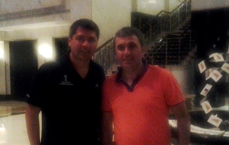 Hagi s-a întâlnit în Qatar cu doi arbitri români de handbal