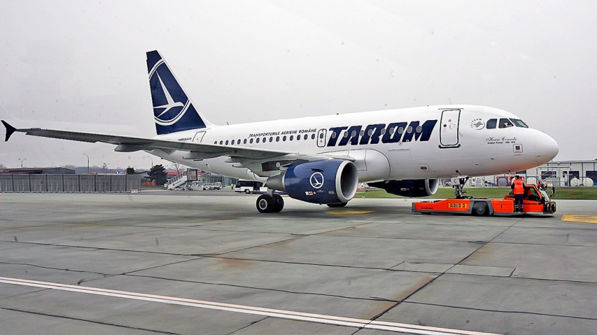 Tarom continuă campania "Dor de Europa". Un avion Tarom, pe pista Aeroportului din Iași