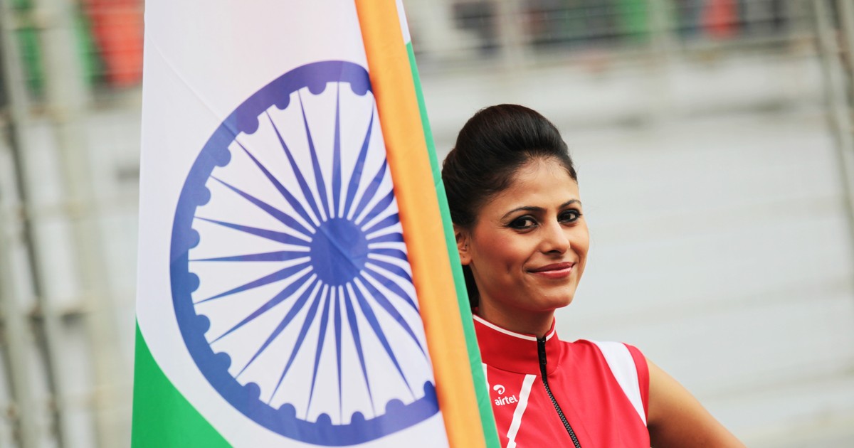 India cere dezinstalarea aplicațiilor chinezești de către Armată de teama că Beijingul spionează prin intermediul acestora. Steag al Indiei cu o fată frumoasă lângă