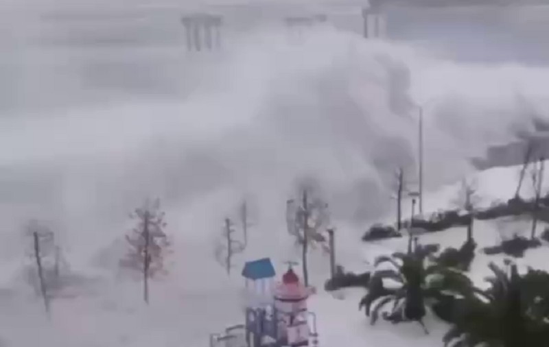 „Furtuna secolului în Marea Neagră” s-a transformat într-un uragan, apartamentele de lux ale oligarhilor ruși, lovite de valuri. VIDEO