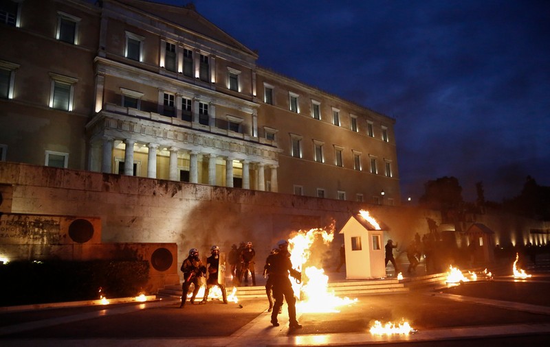 Proteste în Grecia | Incidente în fața Parlamentului, în timp ce aleșii au adoptat noi măsuri de austeritate
