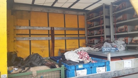Cei 27 de oameni au călătorit în condiții nesigure între marfa din camion. Foto: Poliția germană
