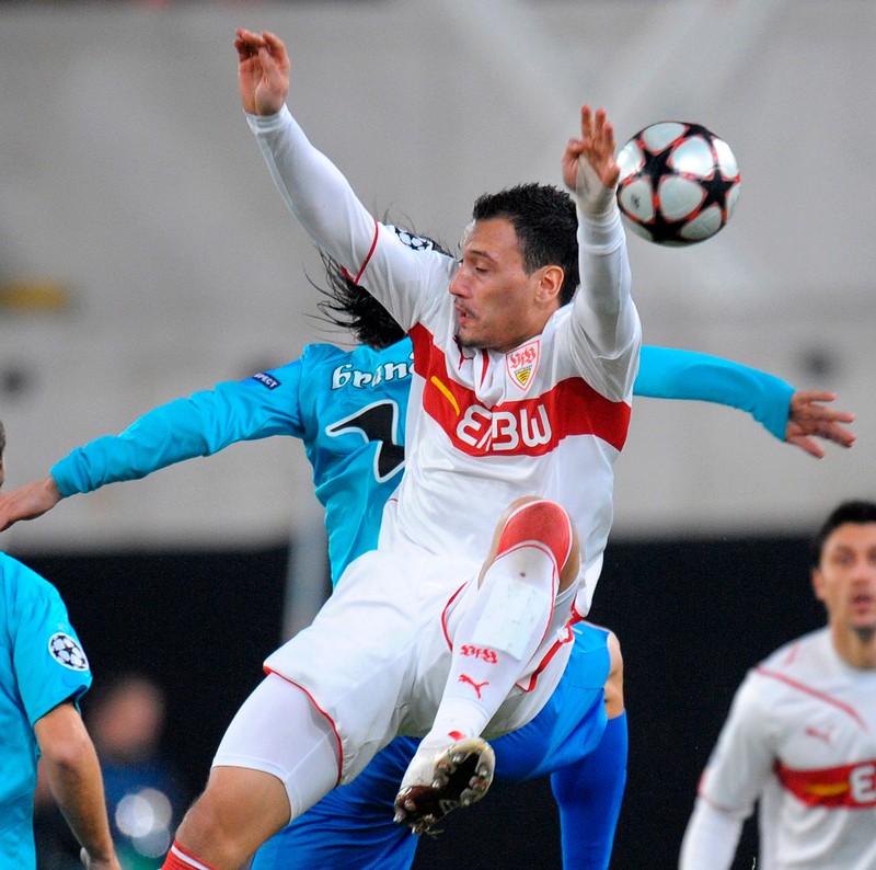 epa01960053 VfB Stuttgart's Timo Gebhart (front) struggles for the ball with FC Unirea Urziceni Pablo Brandan (behind) during their UEFA Champions League group G soccer match at Mercedes-Benz Arena in Stuttgart, Germany, 09 December 2009. EPA/RONALD WITTEK
