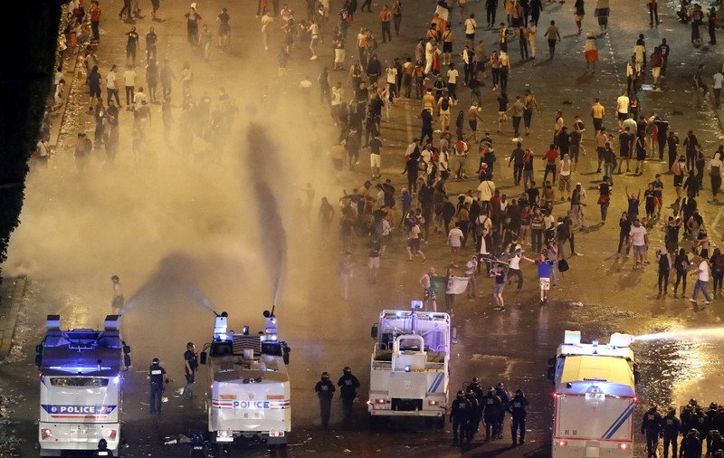 Incidente violente în Paris, după victoria de la Cupa Mondială / FOTO & VIDEO