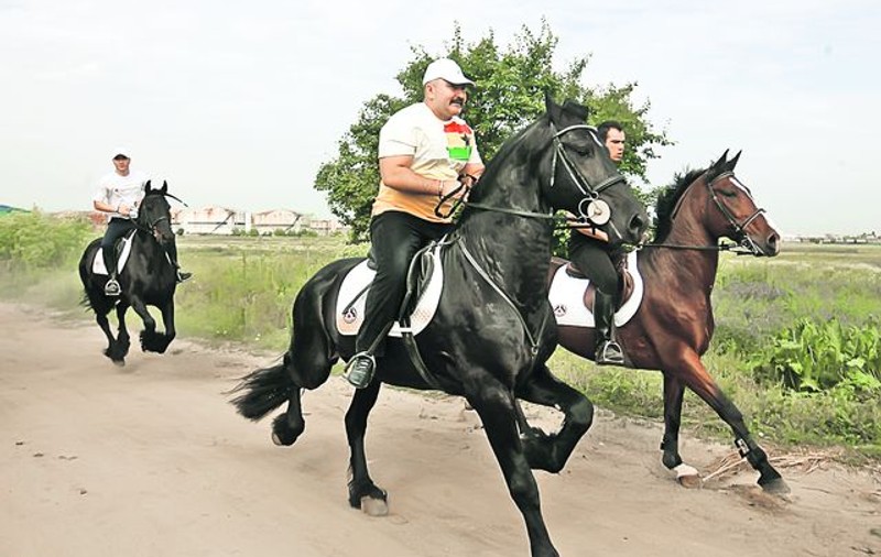 Acum doi ani, călare, ieri, ofticat, pe picioare