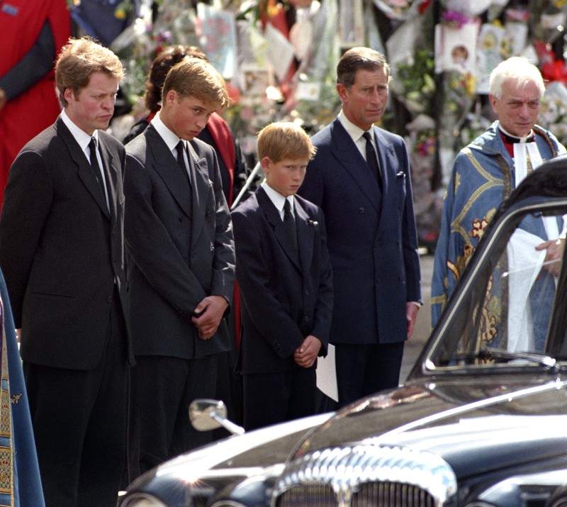 William și Harry, alături de regele Charles al III-lea, în ziua înmormântării prințesei Diana. Foto: Profimedia