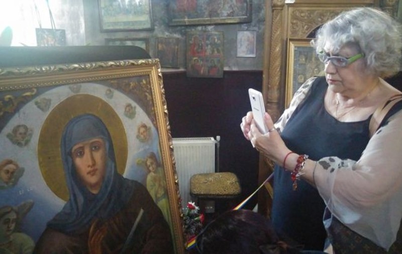 Pelerinaj în Târgoviște la icoana Sfintei Parascheva care plânge. Sute de credincioși au venit să vadă minunea