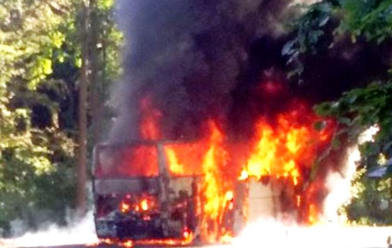 Un autocar a luat foc pe DN7, în zona Dealul Negru din județul Vâlcea