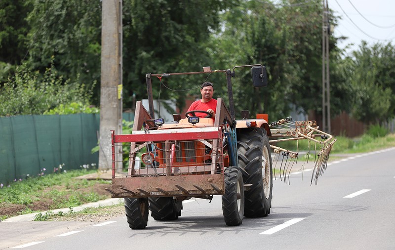 REPORTAJ Alegeri 2024 | Poliție, jandarmi și o bunică speriată de propria nepoată la Belciugatele: „M-a făcut în tot felul că am urcat în mașina primarului!”
