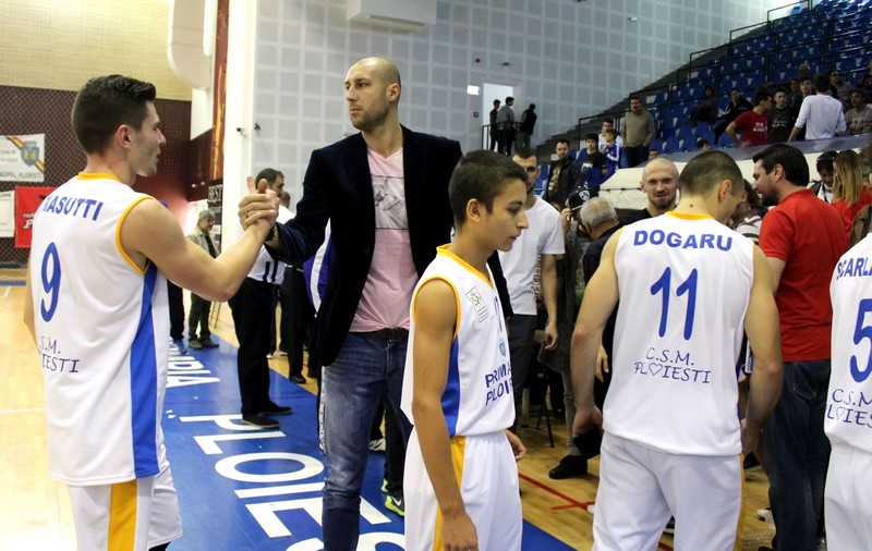 Cătălin Burlacu a fugit de la Craiova, cu care a jucat la Timișoara, ca să susțină echipa la care e președinte onorific!