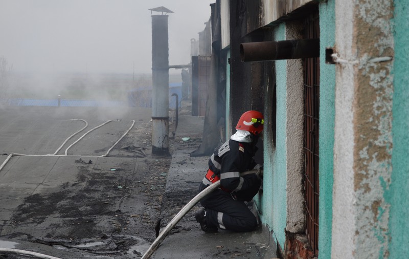 UPDATE: Pompierii din Brăila au lichidat incendiul de la o fabrică dezafectată de preparare a cărnii după 15 ore de luptă cu focul| FOTO