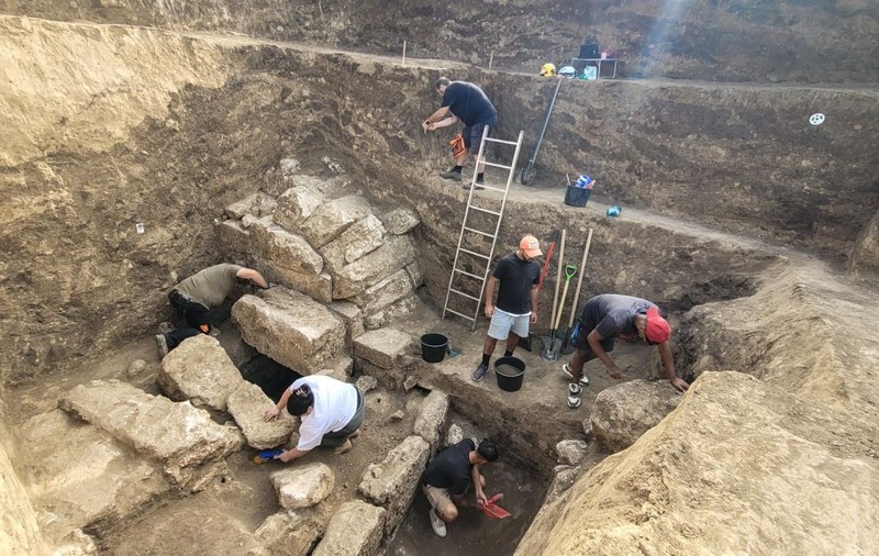 Obiecte de tezaur vechi de 2.000 de ani și oasele unor copii, găsite în cavoul unei familii bogate, lângă Mangalia