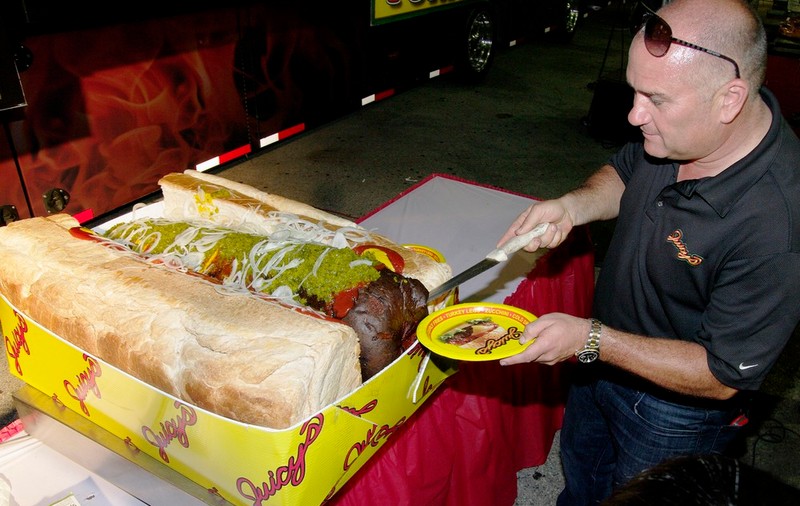 Uite cum arată cel mai mare hot dog din lume! Te-ai încumeta să-l consumi? | FOTO