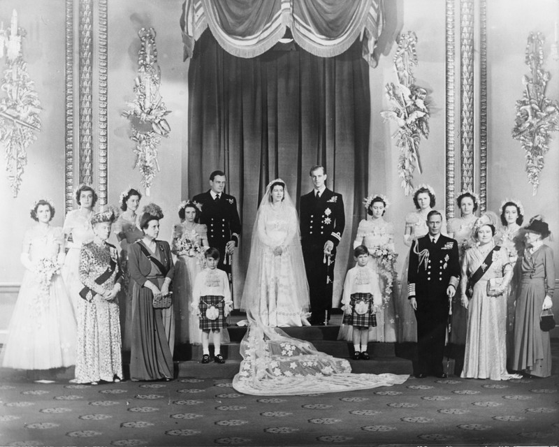 Regina Elisabeta și prințul Philip, alături de regele George al VI-lea, soția sa și alți membri ai familiei regale, la nunta cuplului | Foto: Hepta