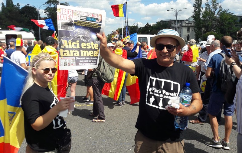 VIDEO/Un român plecat de 34 de ani din România, la mitingul diasporei: ”Am venit pentru o cauză justă. Sunt oameni lăsați la mila publică pentru ca alții să bage mâna până la fundul sacului”