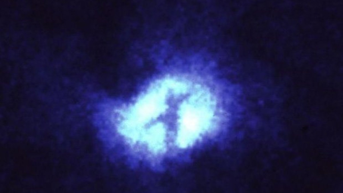 Telescopul Hubble al NASA, imagine uimitoare surprinsă în centrul galaxiei: O structură care seamănă cu o cruce