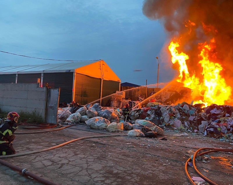 Incendiu masiv la un depozit de deșeuri din Sibiu. Mesaj RO-Alert pentru locuitorii din zonă