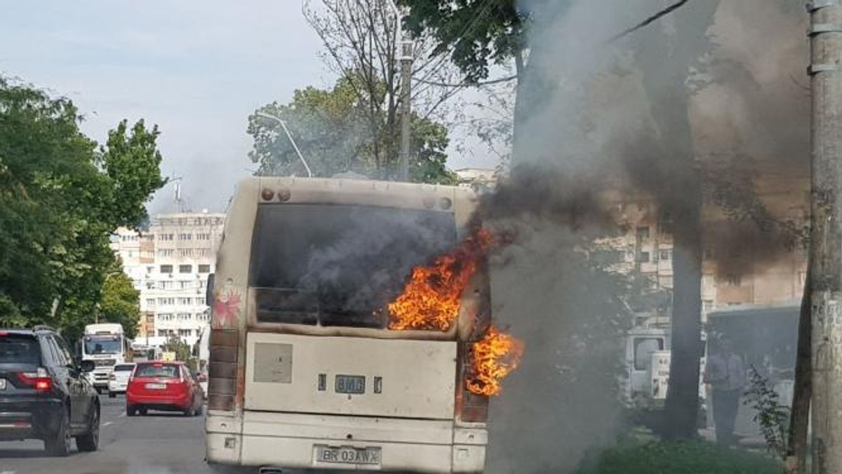 Un autobuz a luat foc în Brăila. Focul a pornit de la motor. Ce s-a întâmplat cu călătorii |FOTO