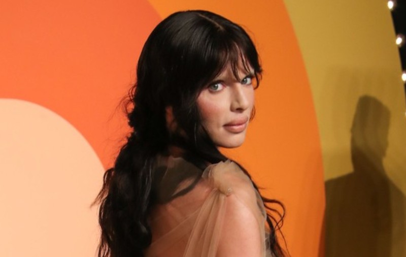 Julia Fox a copiat-o pe Bianca Censori și a apărut la Oscar 2025 într-o rochie transparentă, fără lenjerie intimă. Legătura ei cu Kanye West