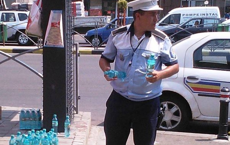 Poliţiştii locali din sectorul lui Piedone au împărţit apă pe stradă
