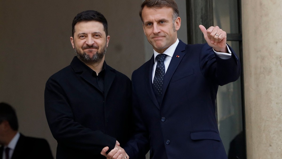 Emmanuel Macron (dreapta) și Volodimir Zelenski (stânga) își dau mâna în fața Palatului Elysee Foto: Profimedia