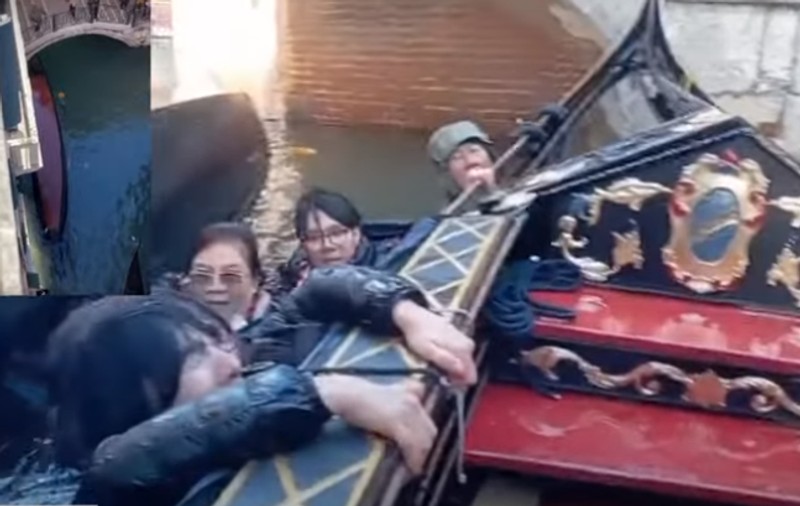 4 turiști s-au răsturnat cu gondola, la Veneția, după ce au vrut să-și facă un selfie | VIDEO