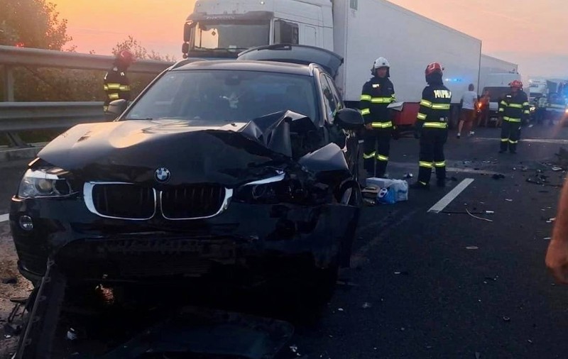 Accident grav pe A1, între Orăştie şi Simeria: şase persoane, inclusiv doi copii, rănite și un cățel speriat. Au intervenit patru ambulanțe SMURD