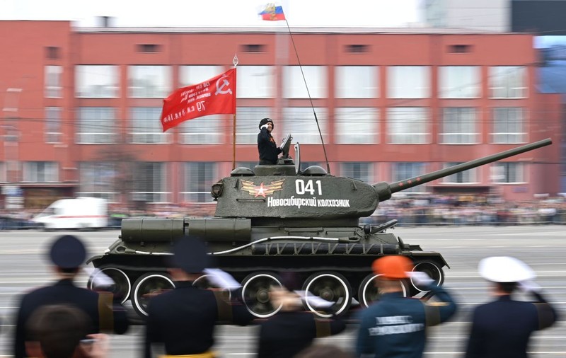 Parada „umilitoare” a lui Putin. Un singur tanc de luptă a defilat azi de Ziua Victoriei la Moscova, un vechi T-34 din epoca sovietică