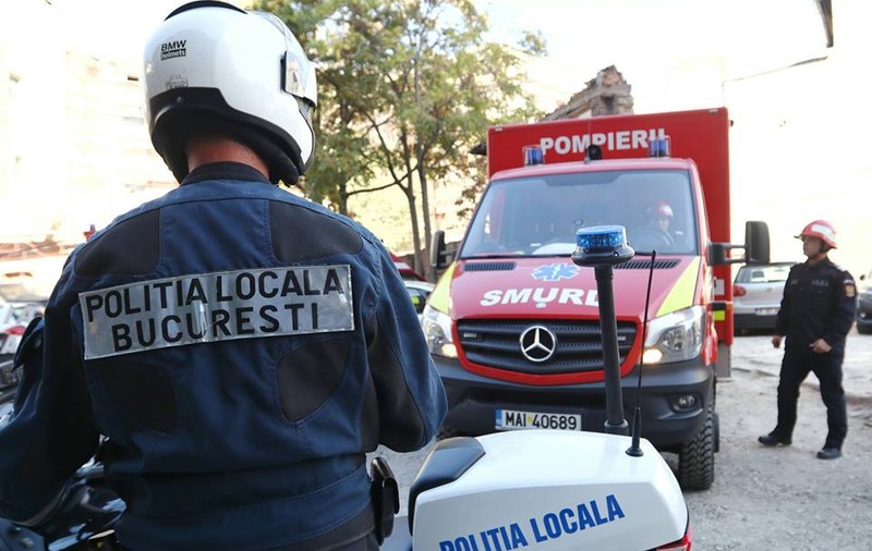 Femeie bătută în stradă de un bărbat supărat că a pierdut la "păcănele". Momentul când e reținut,  surprins de camere  (VIDEO)