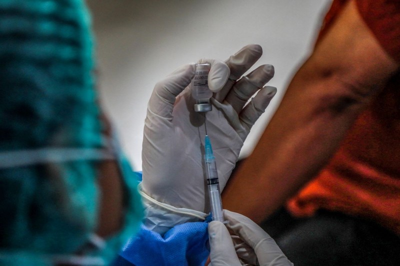 Vaccinare anti-COVID | Foto: EPA-EFE/DEDI SINUHAJI