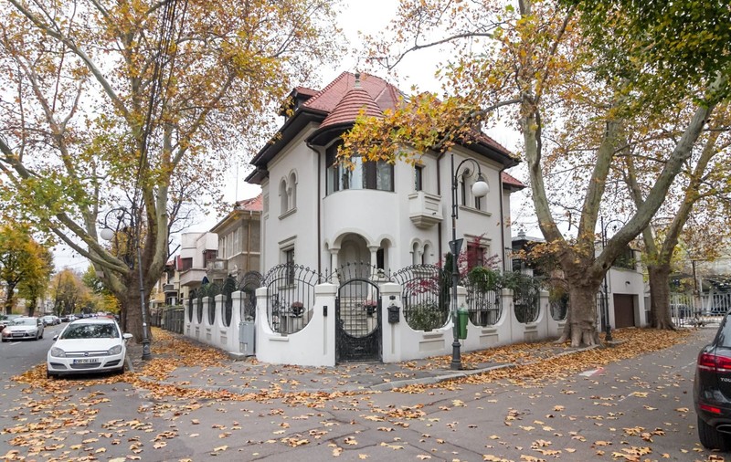 FOTO/ Cum arată vila dintr-o zonă de lux a Capitalei scoasă la vânzare cu aproape 2 milioane de euro