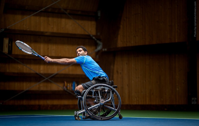 Jucătorii de tenis în scaun rulant se luptă pentru trofeul Bucharest Open Wheelchair Tennis la Izvorani