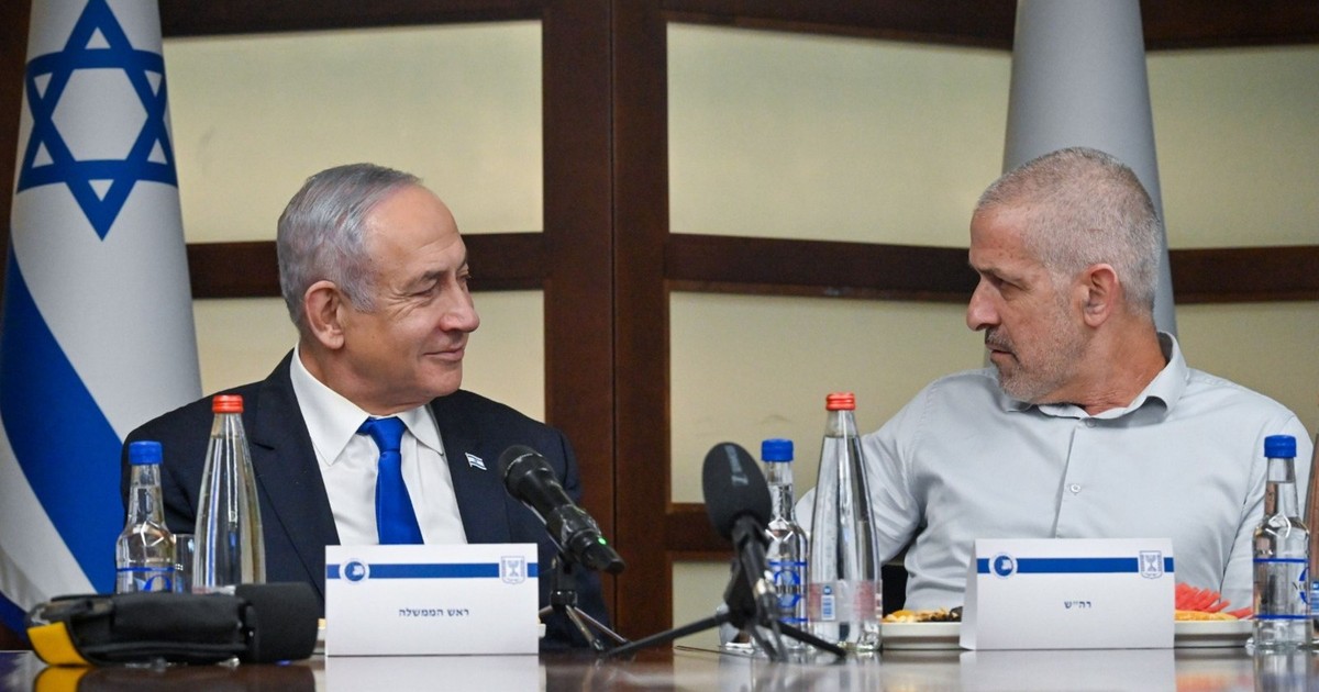 Benjamin Netanyahu (stânga) și Ronen Bar, directorul destituit al Shin Bet Foto: Hepta