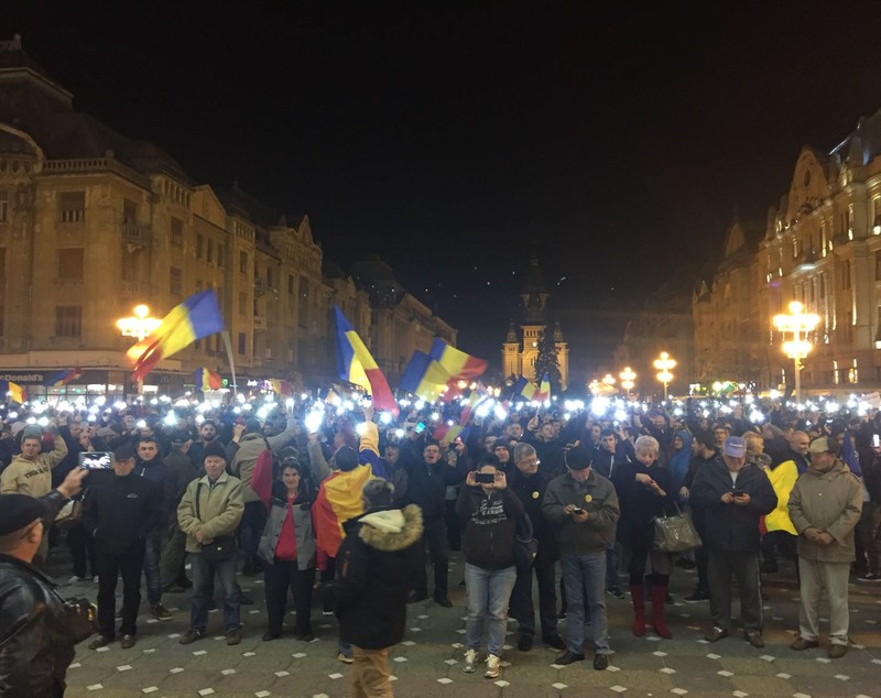 UPDATE: Proteste mai multe orașe din țară față de modificarea legilor justiției. Oamenii au ținut un moment de reculegere în memoria victimelor din Colectiv | FOTO&VIDEO
