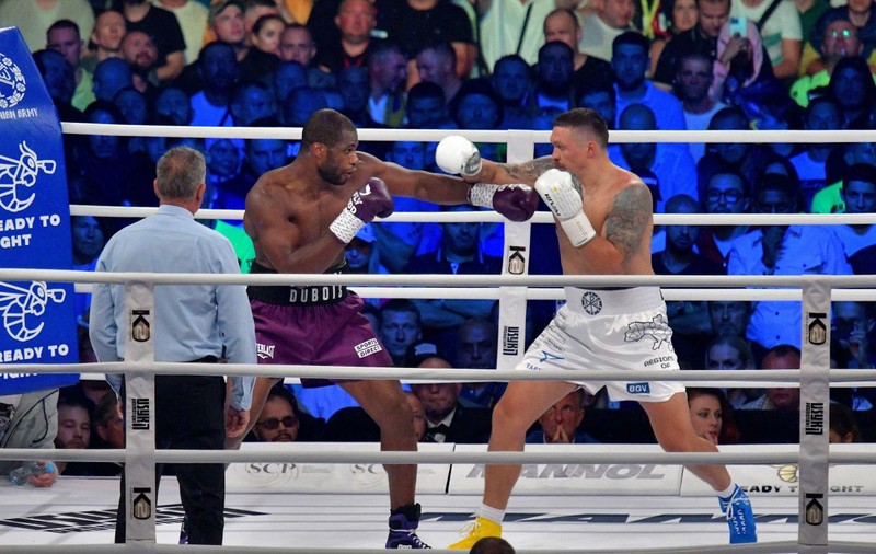 Oleksandr Usyk l-a învins pe Daniel Dubois şi rămâne campion absolut la box, categoria grea