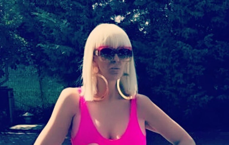 Raluca Bădulescu, apariție spectaculoasă la plajă. S-a îmbrăcat în negru din cap până în picioare