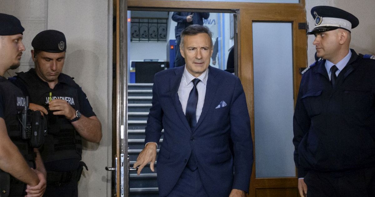 Florian Coldea, fost prim adjunct al directorului SRI, pleaca de la sediul Directiei Nationale Anticoruptie (DNA), in Bucuresti vineri, 24 mai 2024.