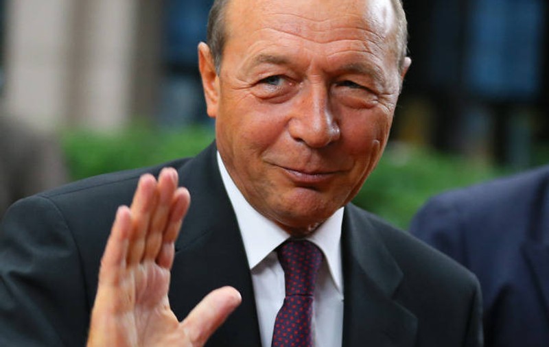 Traian Băsescu, GAFĂ VESTIMENTARĂ LA TRIBUNĂ | FOTO