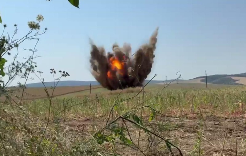 O dronă cu încărcătură explozivă care a căzut în primăvară în județul Tulcea a fost găsită într-un lan de rapiță. Momentul detonării